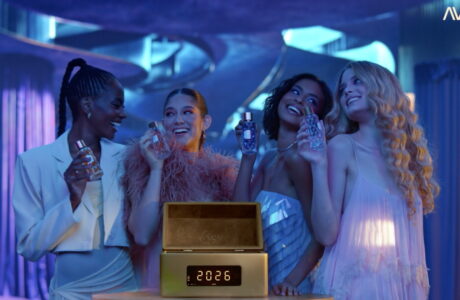 AVON lança coleção de fragrâncias Iconic Collection em campanha
