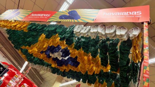 Americanas cria parreira de Havaianas nas cores da bandeira do Brasil para o Mundial (1)