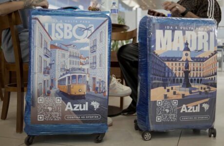 Azul e Africa Creative transformam malas em mídia OOH no aeroporto de Viracopos