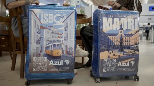 Azul e Africa Creative transformam malas em mídia OOH no aeroporto de Viracopos