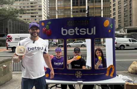 Betsul cria ‘cassino humano’ com pedestres da Avenida Paulista para conscientizar sobre Jogo Responsável (1)