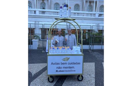Dove leva fandom service às ruas do Rio de Janeiro e transforma porta de hotel em palco para se conectar com fãs