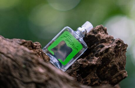 Duolingo lança perfume inspirado no cheiro do interior da fantasia do seu mascote