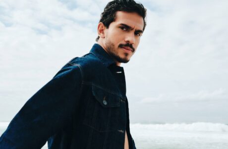 Foxton apresenta Tudo ao seu redor, campanha protagonizada por Ruan Aguiar em sua estreia na moda