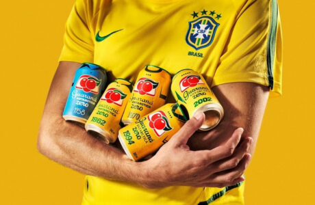 Guaraná Antarctica lança latas colecionáveis inspiradas nos mantos vitoriosos da Seleção Brasileira