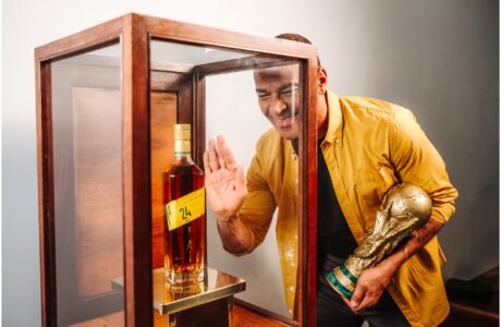 Johnnie Walker apresenta whisky inédito de 24 anos e lança edição histórica para o Brasil na Copa do Mundo da FIFA 2026
