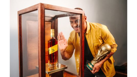 Johnnie Walker apresenta whisky inédito de 24 anos e lança edição histórica para o Brasil na Copa do Mundo da FIFA 2026