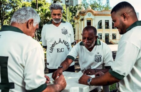Lendas do UberLÂNDIA E.C. estrelam campanha da Uber referenciando tradição centenária com camisa exclusiva