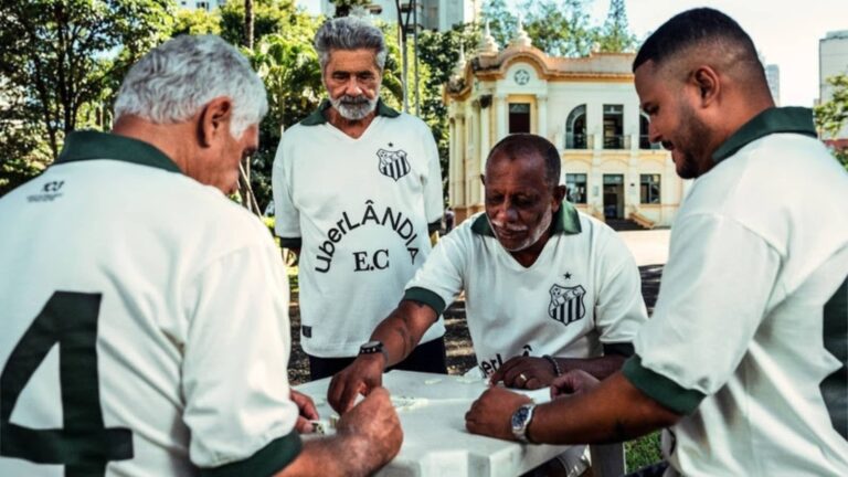Lendas do UberLÂNDIA E.C. estrelam campanha da Uber referenciando tradição centenária com camisa exclusiva