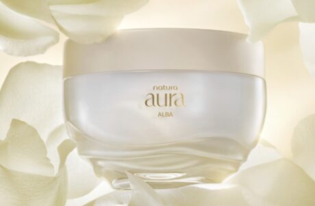 Natura completa o ritual de perfumação Aura Alba com lançamento de hidratante em pote perfumado