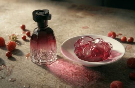 O Boticário apresenta Floratta Rose Sucrée em campanha que une a arte da perfumaria à doçura da pâtisserie francesa
