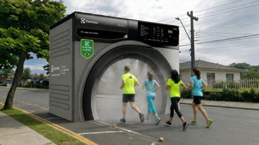 Primeira Lava e Seca front load fabricada no Brasil pela Electrolux vira estação de refresco gigante na Maratona Internacional do Paraná