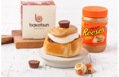 Reese’s e Bakebun celebram o I Love Reese’s Day com cinnamon roll especial