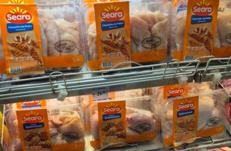 Seara leva bandejas premium às gôndolas para reinventar o mercado de frango resfriado no Brasil