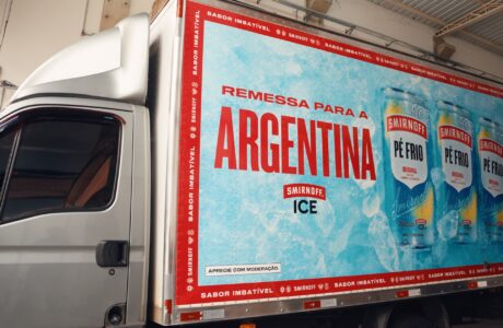 Smirnoff ICE entra em campo contra o azar e despacha as latas Pé Frio para a Argentina