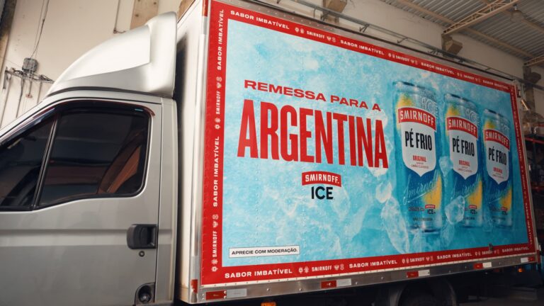 Smirnoff ICE entra em campo contra o azar e despacha as latas Pé Frio para a Argentina