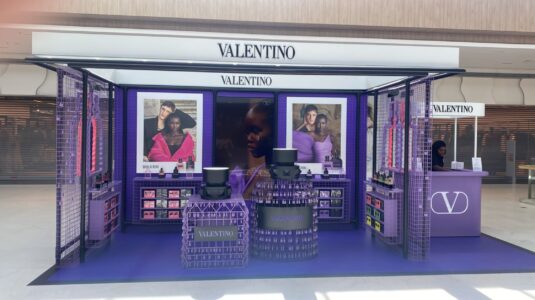 Valentino celebra um ano no Brasil com experiência sensorial no BarraShopping