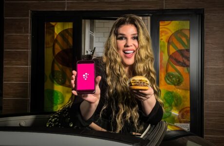 Wanessa Wolf estrela campanha de fim de mês do Burger King® e Serasa