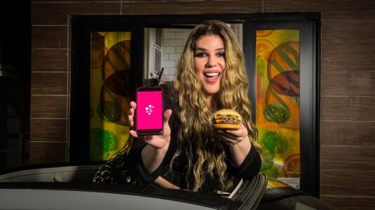 Wanessa Wolf estrela campanha de fim de mês do Burger King® e Serasa