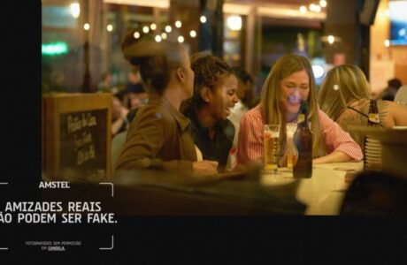 Amstel traz ao brasil campanha global que eterniza momentos reais na mesa de bar em ensaio fotográfico