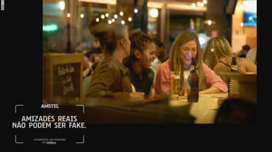 Amstel traz ao brasil campanha global que eterniza momentos reais na mesa de bar em ensaio fotográfico
