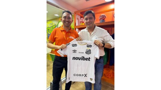 Canção substitui vermelho por branco e preto em nova aplicação no uniforme do Santos