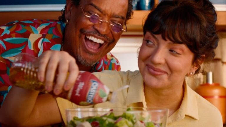 Compadre Washington estrela nova campanha da Castelo Alimentos e revive clima dos anos 90 com humor