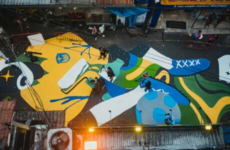Coral resgata tradição das pinturas de rua e transforma a principal via da Rocinha, no Rio de Janeiro