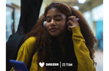 Deezer e TIM ampliam parceria com ações focadas em experiências musicais