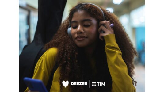 Deezer e TIM ampliam parceria com ações focadas em experiências musicais