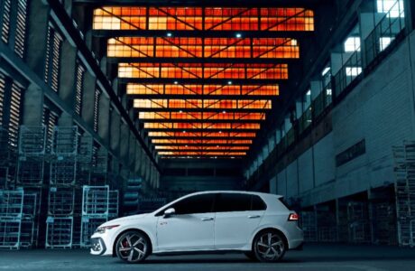 Fábrica da Volkswagen vira pista de corrida para o Golf GTI