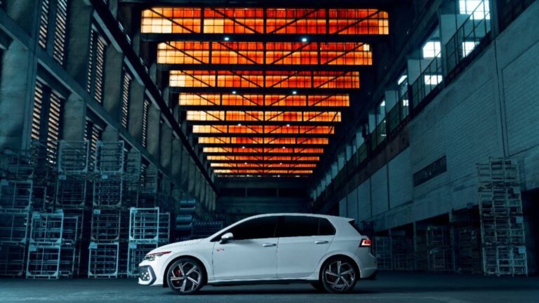 Fábrica da Volkswagen vira pista de corrida para o Golf GTI