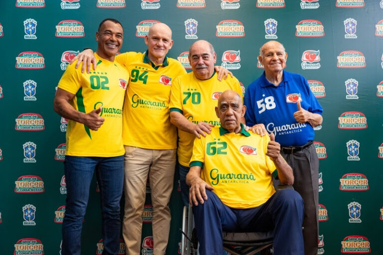 Guaraná Antarctica reúne cinco lendas da Seleção Brasileira, uma de cada geração campeã, em encontro inédito no Podpah