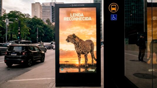Jeep transforma OOH em mídia interativa que reconhece Renegade nas ruas de São Paulo
