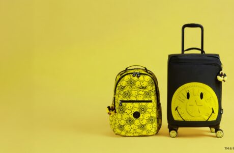 Kipling e Smiley lançam coleção cápsula SS26 espalhando felicidade pelo mundo, inspirando marcas e tocando corações