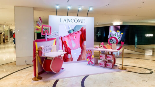 Lancôme eleva a experiência da felicidade do ato de presentear neste dia das mães com pop-ups de personalização exclusivas