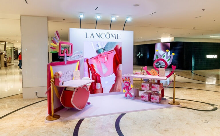 Lancôme eleva a experiência da felicidade do ato de presentear neste dia das mães com pop-ups de personalização exclusivas