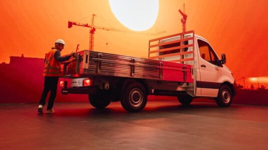 Mercedes-Benz Cars & Vans Brasil subverte lógica de unboxing em nova campanha