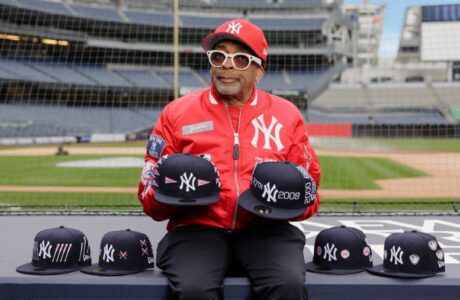 New Era celebra 59FIFTY Day com coleção exclusiva em parceria com Spike Lee e reedição do boné que mudou o jogo