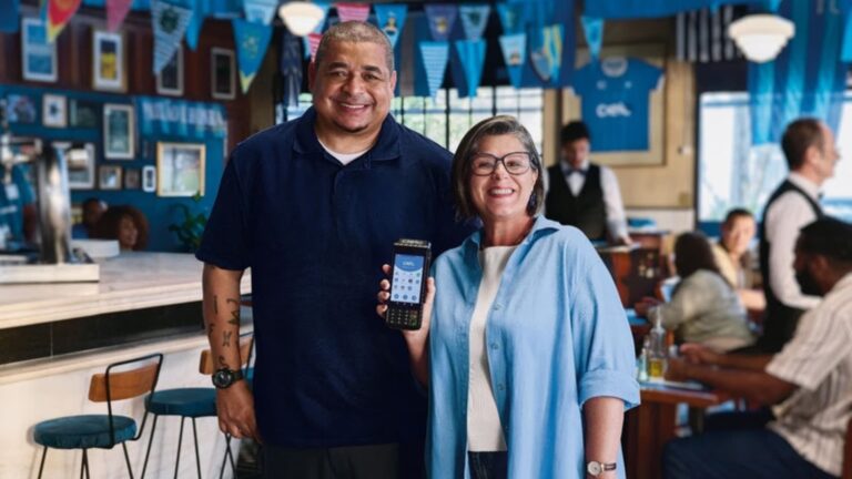 Nova campanha com Vampeta e cliente real como protagonista