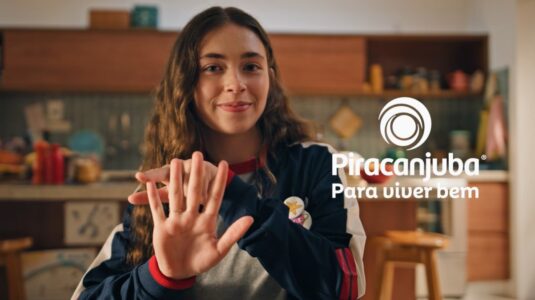 Novo comercial da Piracanjuba reforça presença da marca no CA-FÉ-DA-MA-NHÃ dos brasileiros