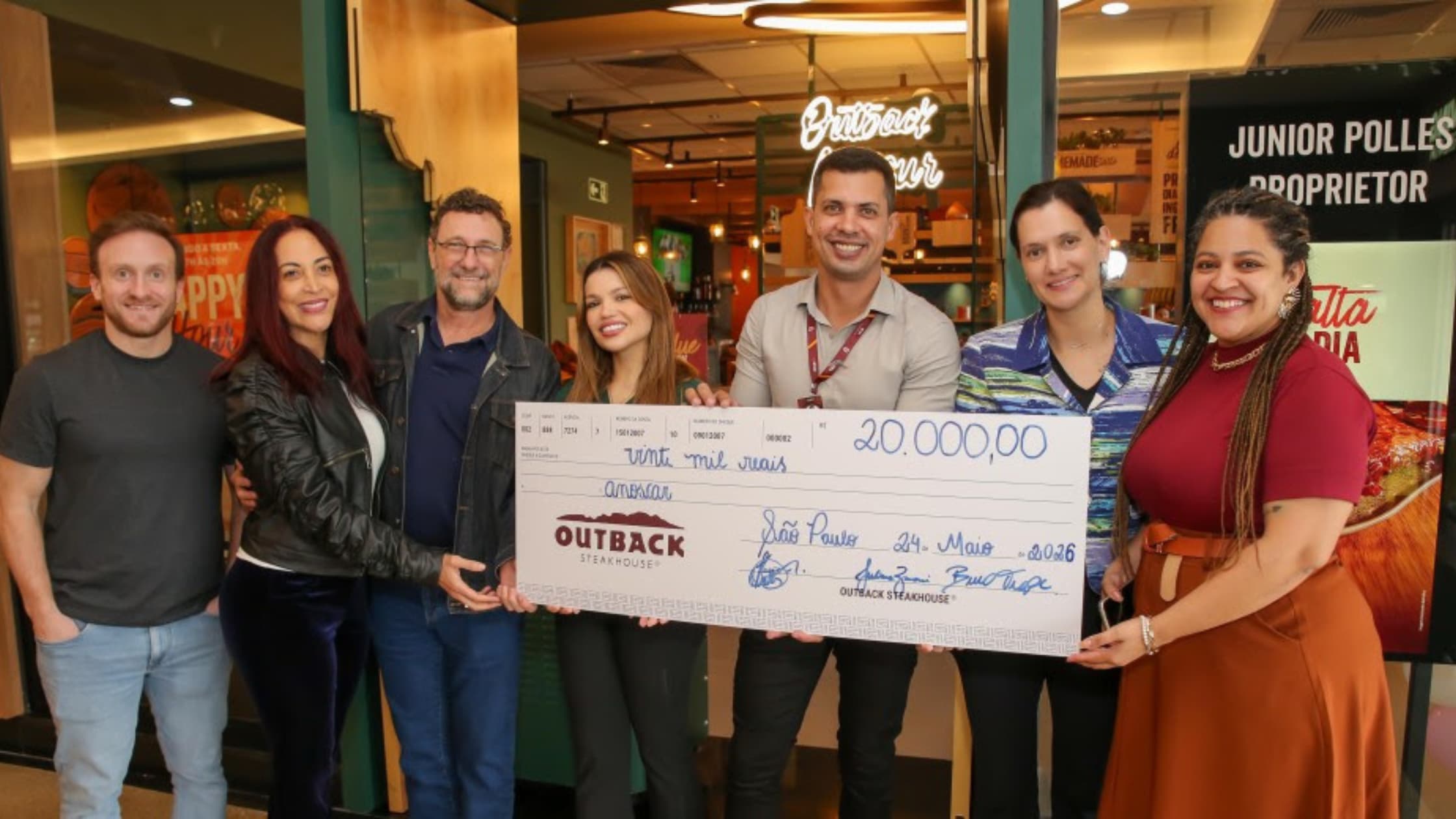 Outback doa R$ 20 mil para Associação Comunitária Nossa Senhora do Carmo em inauguração