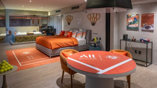 Pullman Ibirapuera entra no clima de Roland-Garros com suíte temática e experiências gastronômicas exclusivas (1)