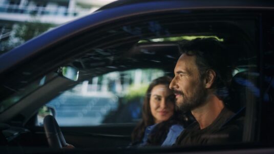 Rodrigo Santoro estreia parceria com a Renault e protagoniza ação ao lado de Mel Fronckowiak