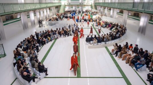 chega ao Brasil a coleção da Lacoste desfilada na Paris Fashion Week