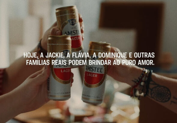 Amstel aposta em narrativa emocional em campanha que marca os 8 anos de apoio ao Orgulho LGBT+ do Brasil