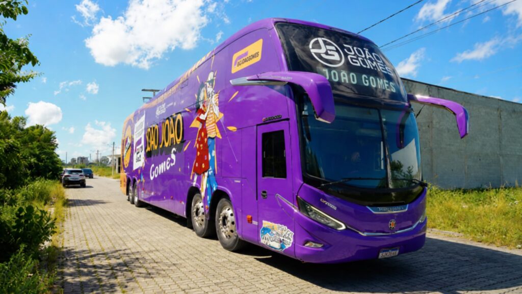 ClickBus escolhe João Gomes como embaixador e leva clima de São João para estrada com ônibus temático em turnê por mais de 40 cidades
