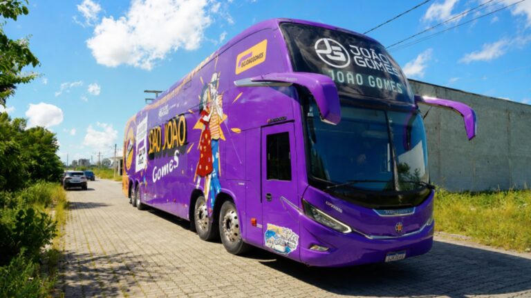 ClickBus escolhe João Gomes como embaixador e leva clima de São João para estrada com ônibus temático em turnê por mais de 40 cidades