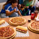 Domino’s lança pizzas e sanduíches inspirados nos países-sede do mundial de futebol e combos exclusivos