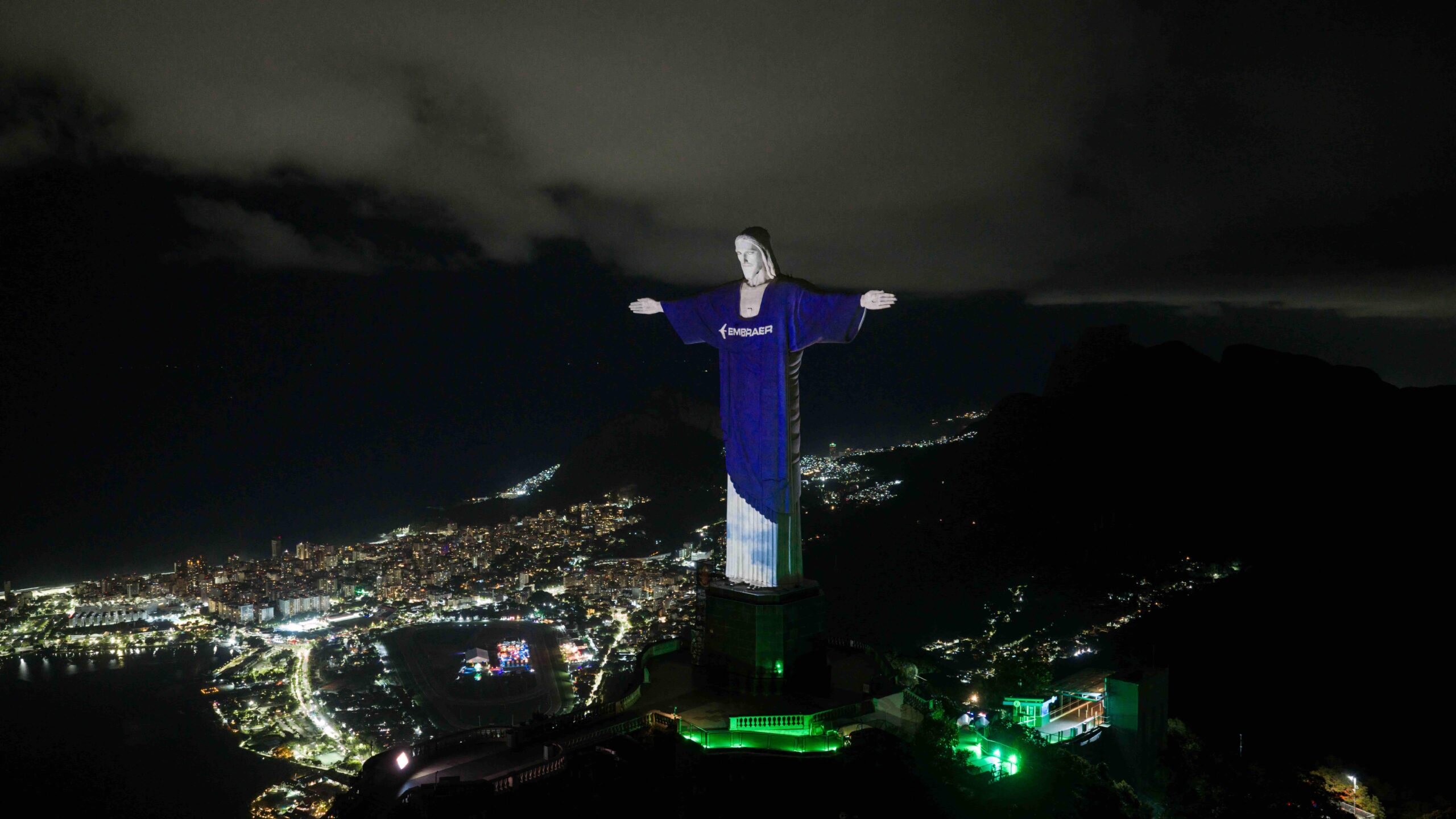 Embraer - monument to Christ the Redeemer - IATA AGM Rio (1)